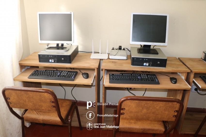 El intendente don computadoras al Centro de Jubilados