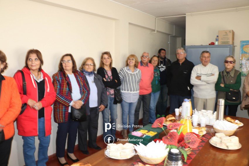 El intendente don computadoras al Centro de Jubilados