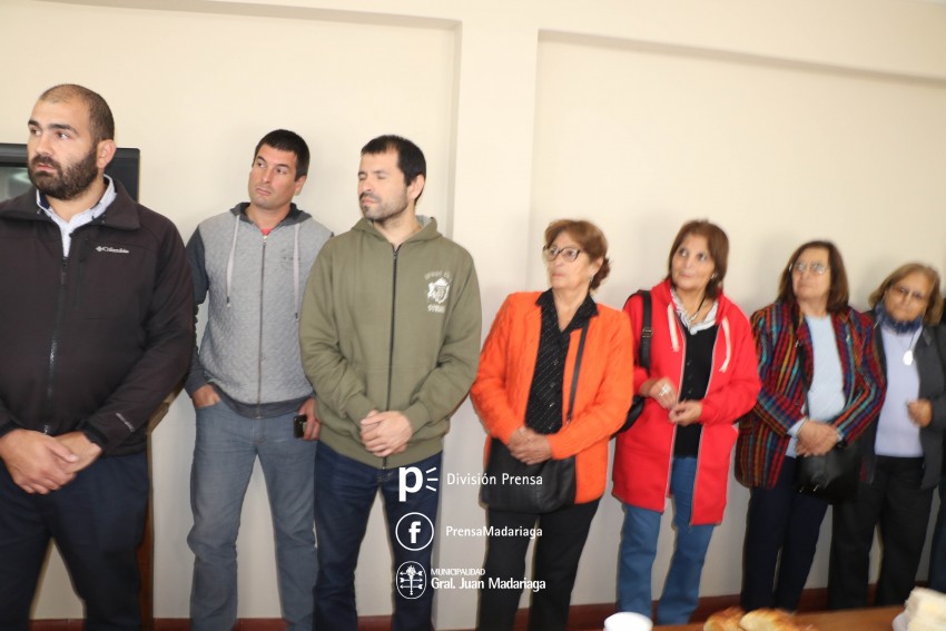 El intendente don computadoras al Centro de Jubilados