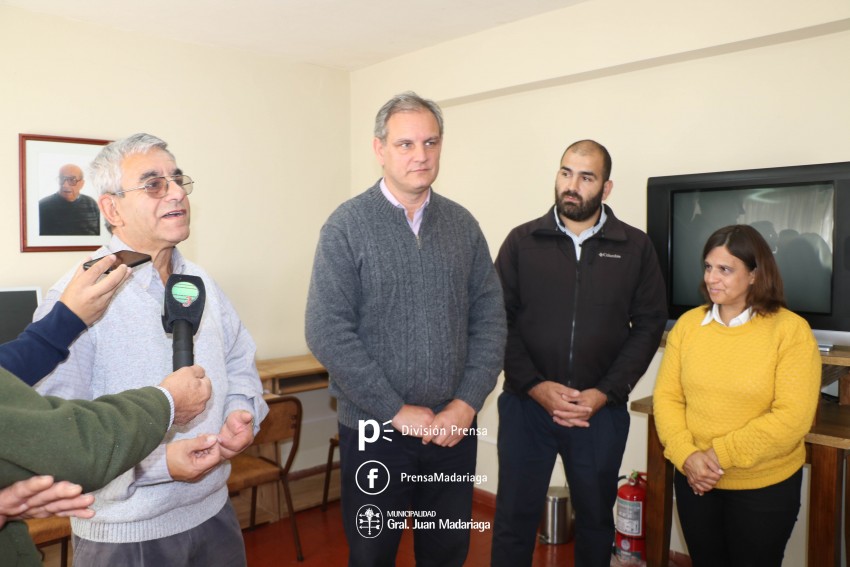 El intendente don computadoras al Centro de Jubilados