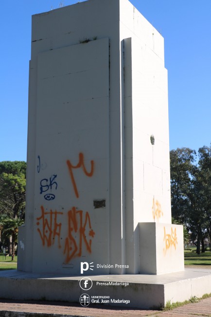 Pintarn una vez ms el monumento del Parque Anchorena