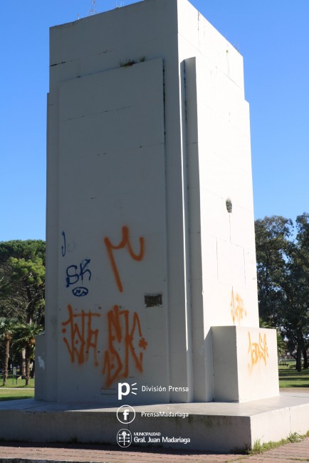 Pintarn una vez ms el monumento del Parque Anchorena