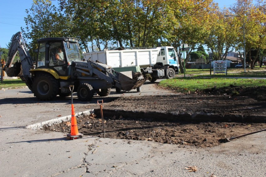 Reparan un importante bache sobre calle céntrica