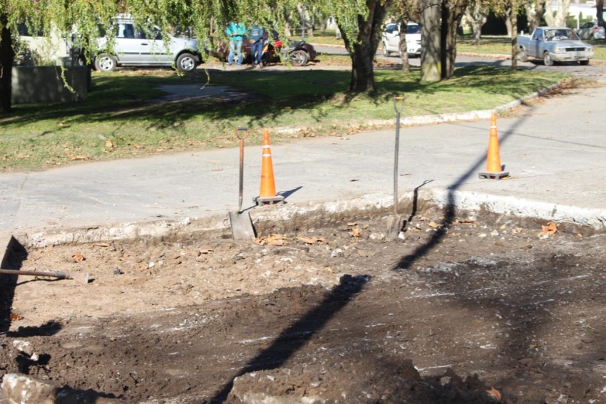 Reparan un importante bache sobre calle céntrica