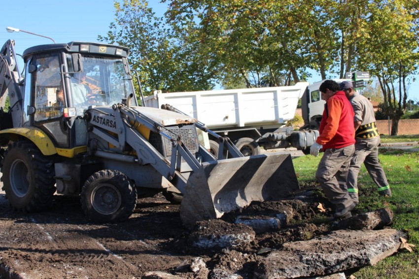 Reparan un importante bache sobre calle céntrica