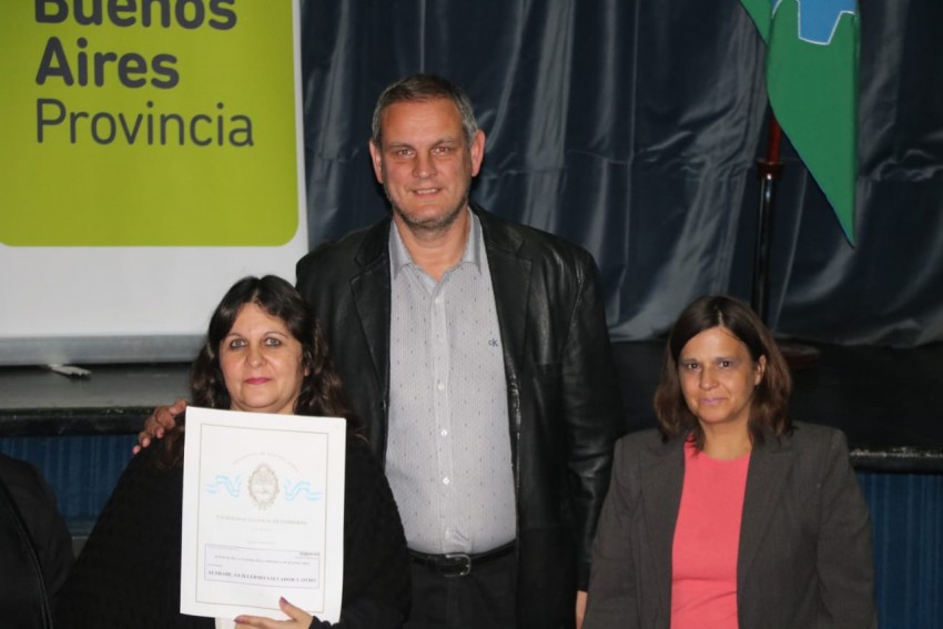 Entregaron ttulos de propiedad y ms de una centena de vecinos firmar