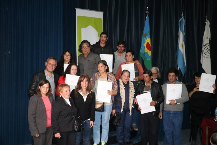 Entregaron ttulos de propiedad y ms de una centena de vecinos firmar