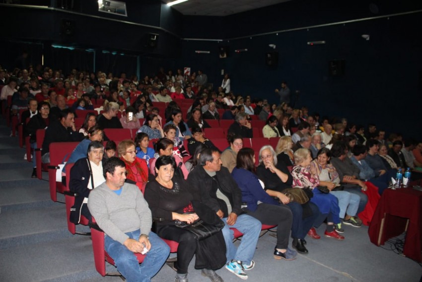 Entregaron ttulos de propiedad y ms de una centena de vecinos firmar