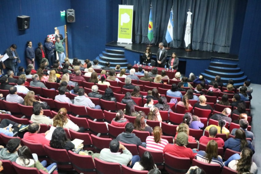 Entregaron ttulos de propiedad y ms de una centena de vecinos firmar