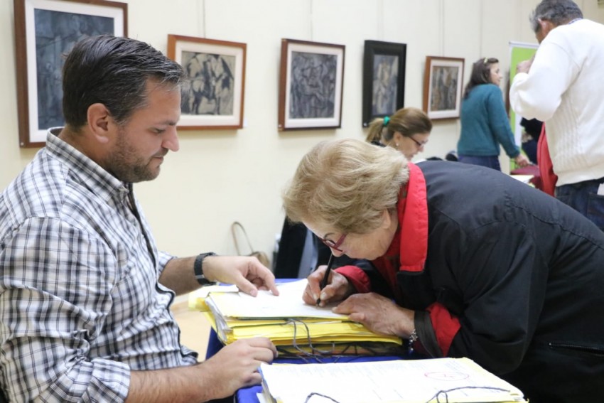 Entregaron ttulos de propiedad y ms de una centena de vecinos firmar