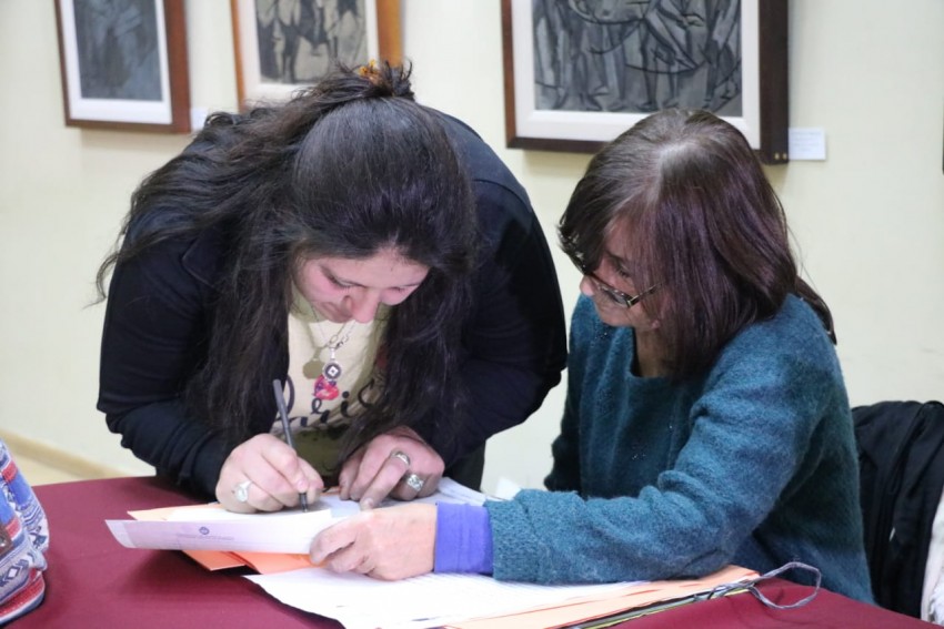 Entregaron ttulos de propiedad y ms de una centena de vecinos firmar