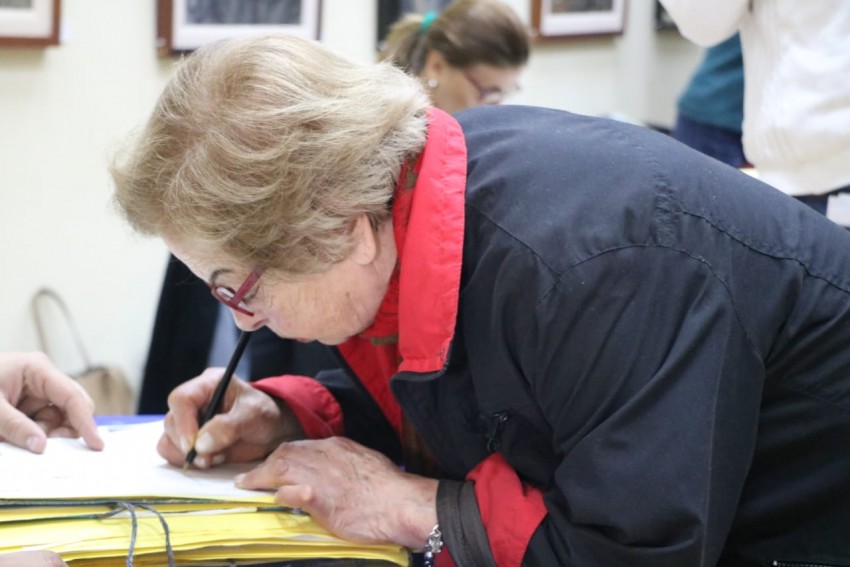 Entregaron ttulos de propiedad y ms de una centena de vecinos firmar