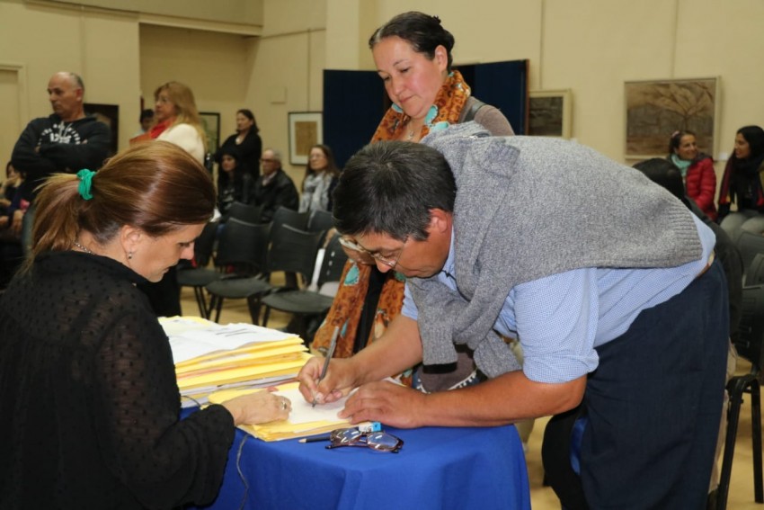 Entregaron ttulos de propiedad y ms de una centena de vecinos firmar