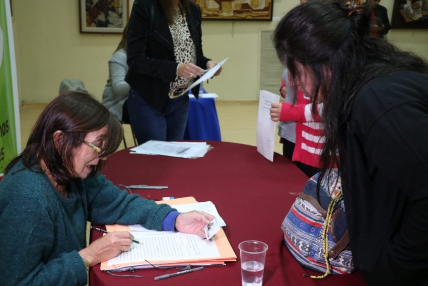 Entregaron ttulos de propiedad y ms de una centena de vecinos firmar