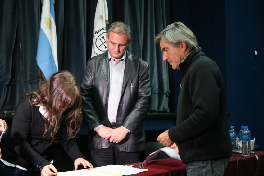 Entregaron ttulos de propiedad y ms de una centena de vecinos firmar