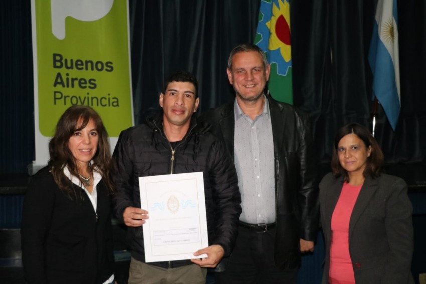 Entregaron ttulos de propiedad y ms de una centena de vecinos firmar