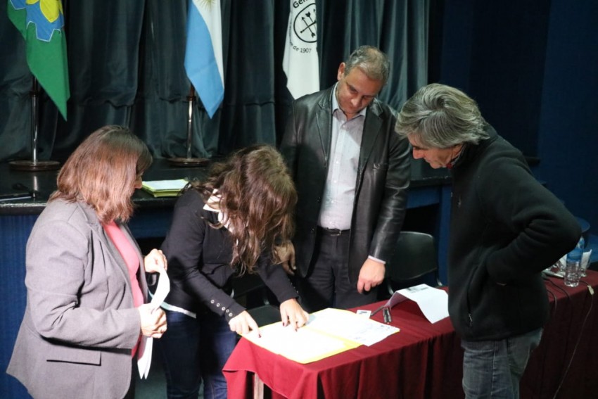 Entregaron ttulos de propiedad y ms de una centena de vecinos firmar