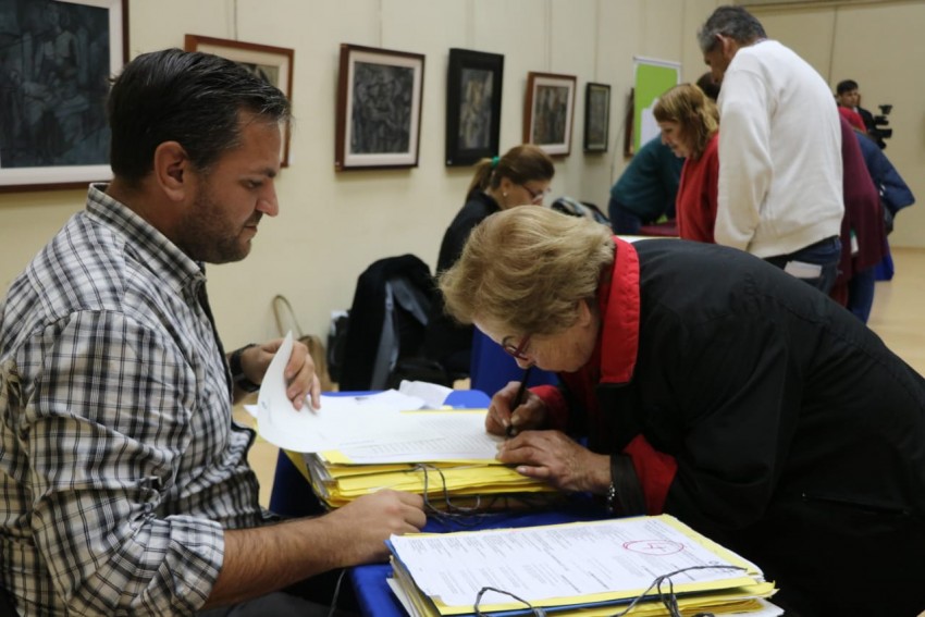 Entregaron ttulos de propiedad y ms de una centena de vecinos firmar
