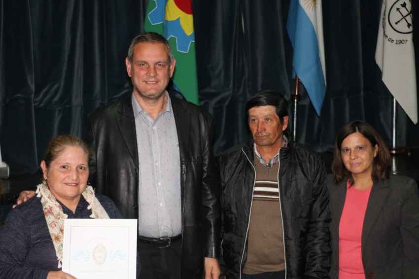 Entregaron ttulos de propiedad y ms de una centena de vecinos firmar