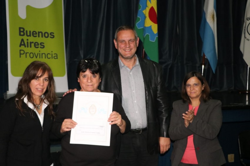 Entregaron ttulos de propiedad y ms de una centena de vecinos firmar