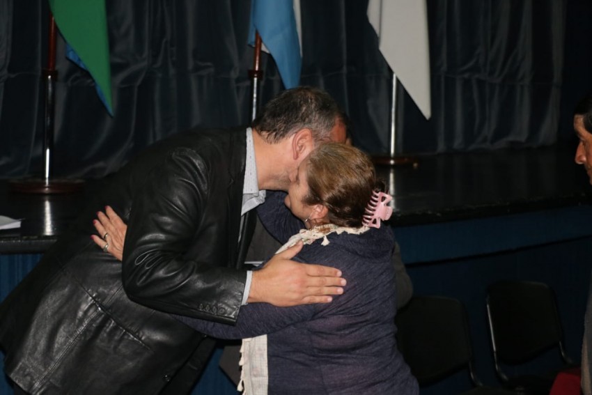 Entregaron ttulos de propiedad y ms de una centena de vecinos firmar