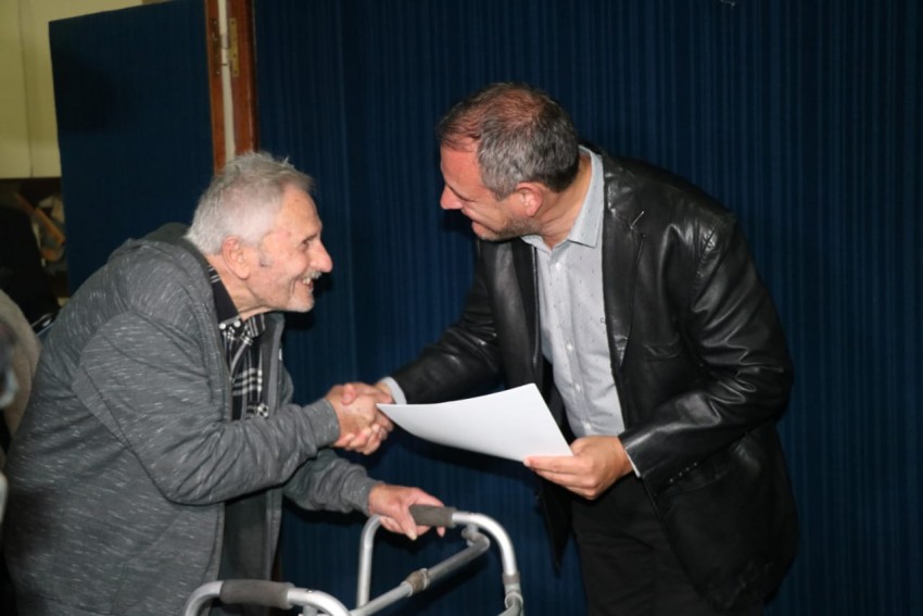 Entregaron ttulos de propiedad y ms de una centena de vecinos firmar