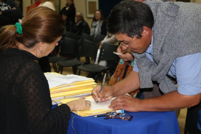 Entregaron ttulos de propiedad y ms de una centena de vecinos firmar