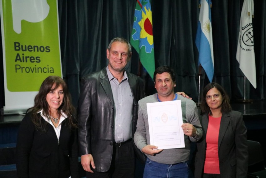 Entregaron ttulos de propiedad y ms de una centena de vecinos firmar