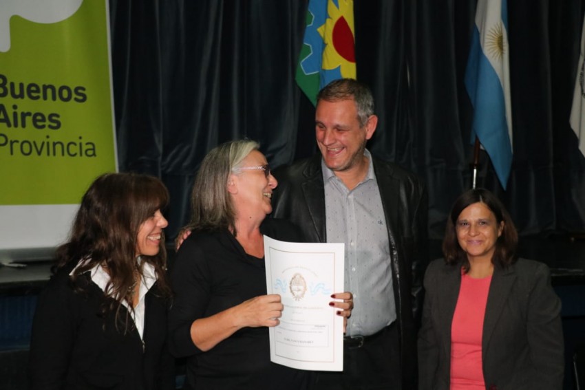 Entregaron ttulos de propiedad y ms de una centena de vecinos firmar