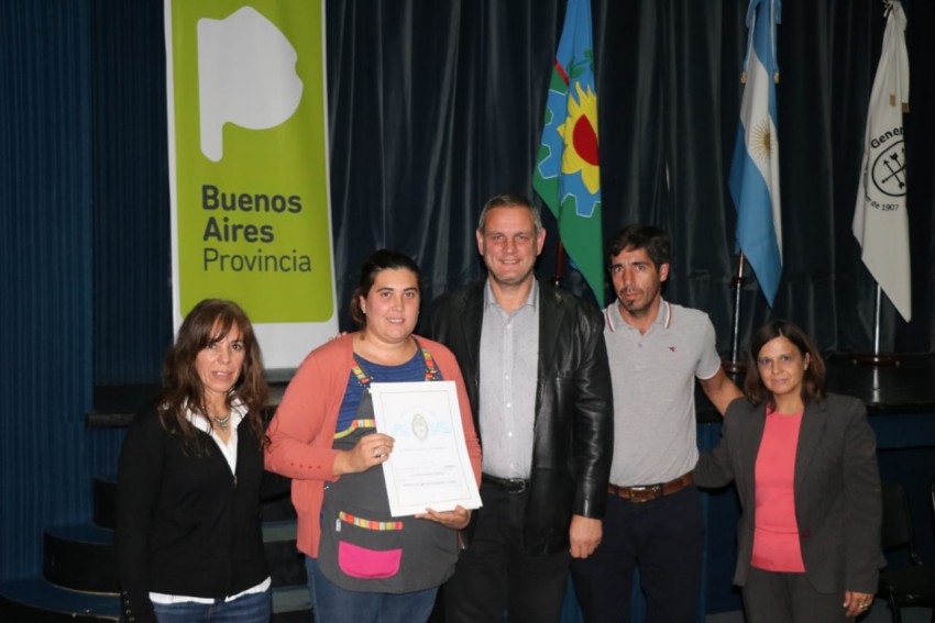 Entregaron ttulos de propiedad y ms de una centena de vecinos firmar