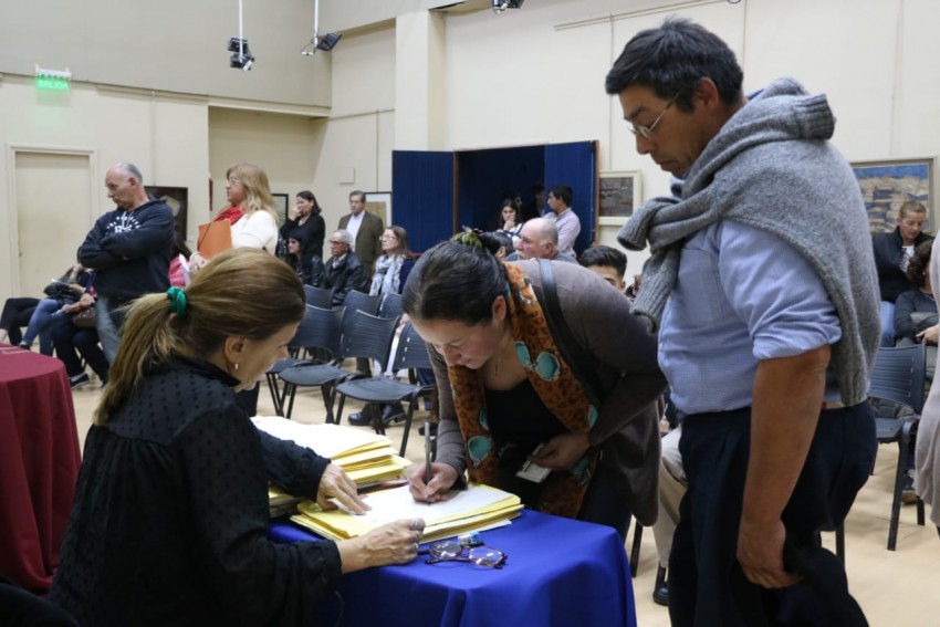 Entregaron ttulos de propiedad y ms de una centena de vecinos firmar