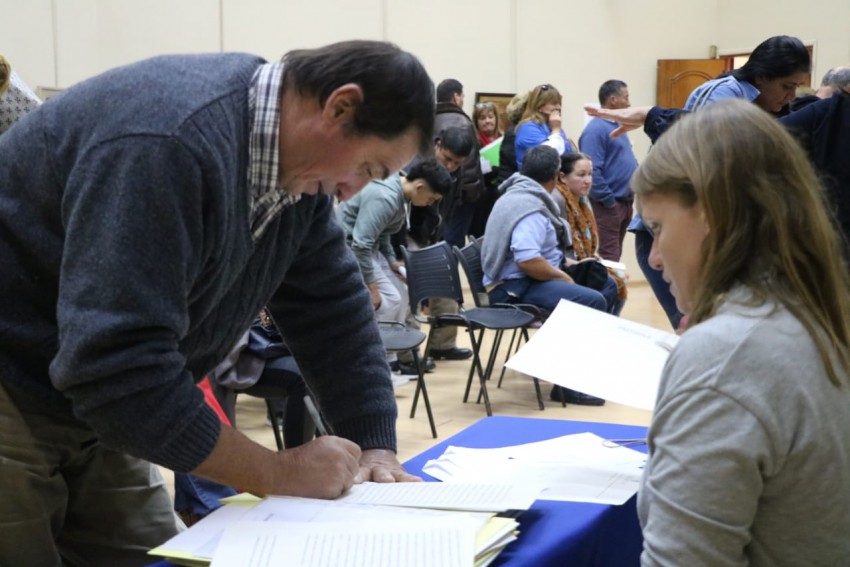 Entregaron ttulos de propiedad y ms de una centena de vecinos firmar