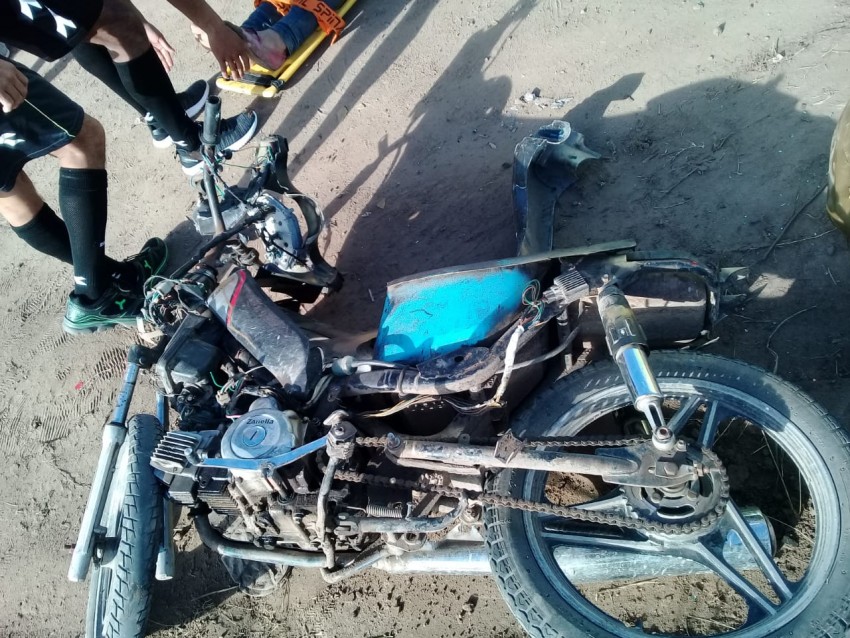 Una persona result herida en un siniestro vial entre un auto y una mo