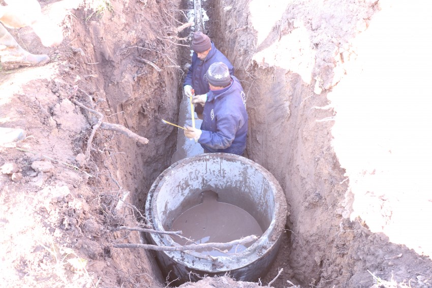 Intensifican los trabajos para dotar de los servicios de agua y cloaca