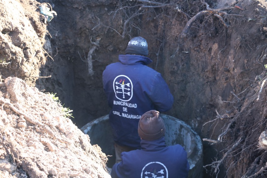 Intensifican los trabajos para dotar de los servicios de agua y cloaca