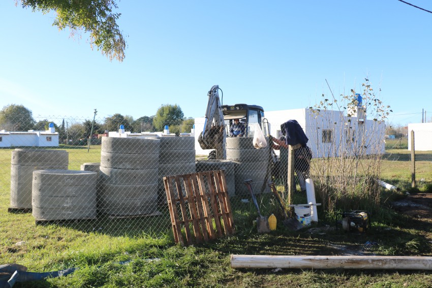 Intensifican los trabajos para dotar de los servicios de agua y cloaca