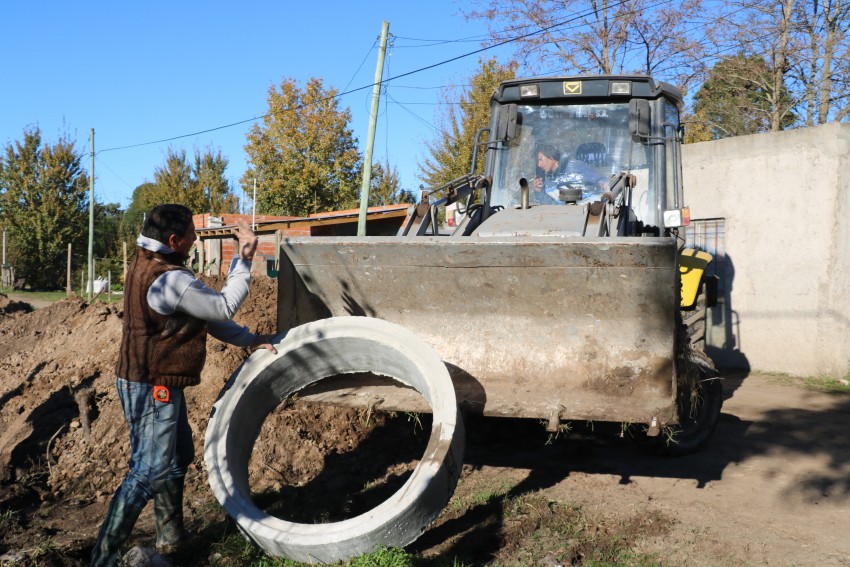 Intensifican los trabajos para dotar de los servicios de agua y cloaca