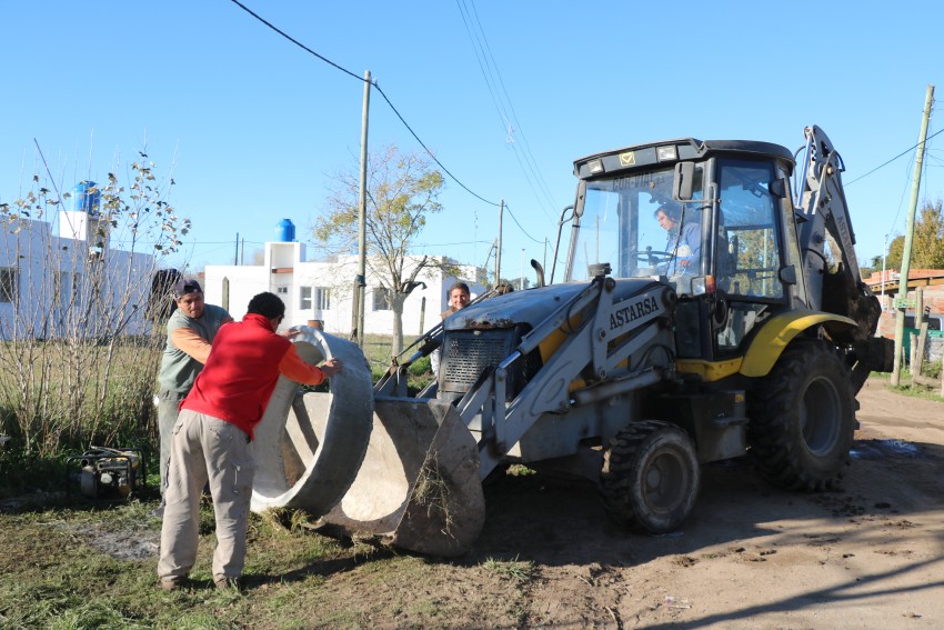 Intensifican los trabajos para dotar de los servicios de agua y cloaca