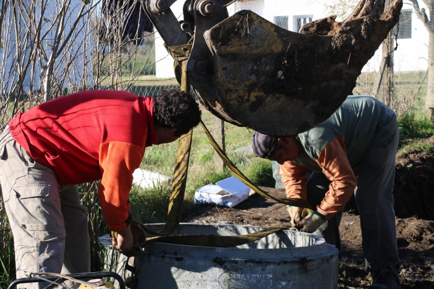 Intensifican los trabajos para dotar de los servicios de agua y cloaca