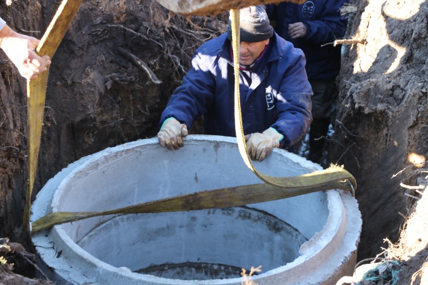 Intensifican los trabajos para dotar de los servicios de agua y cloaca