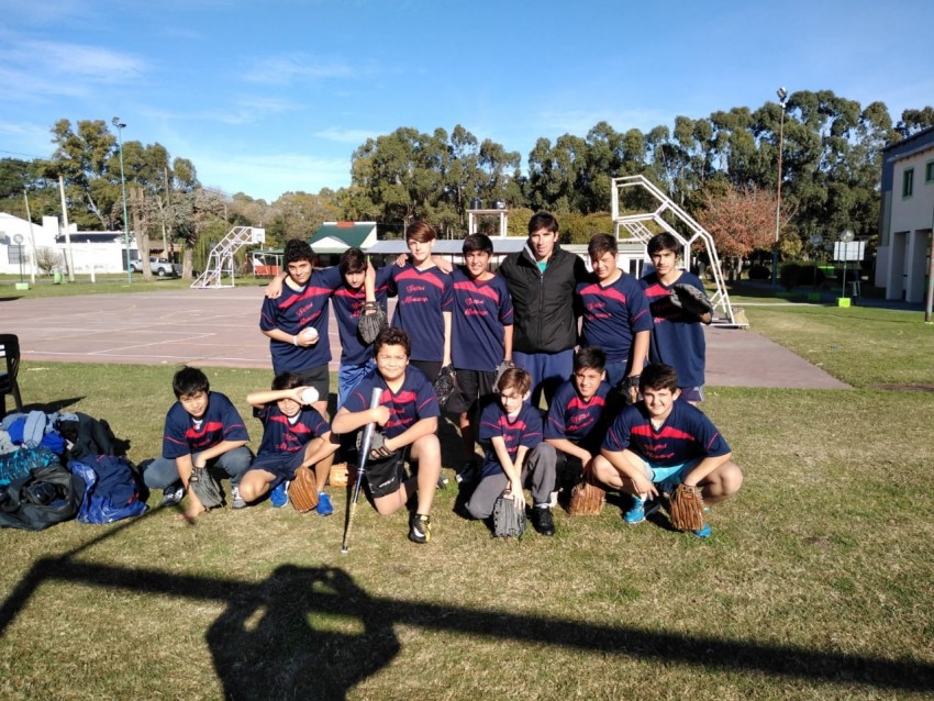 Alumnos de la Escuela Deportiva de Sftbol viajaron a Dolores