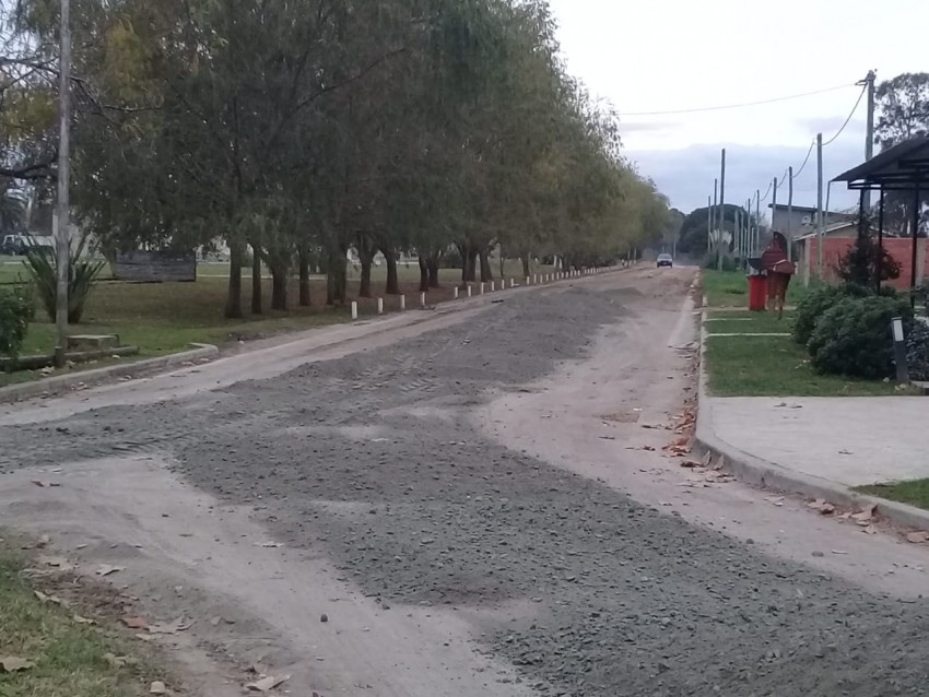 Contin�a la colocaci�n de polvo de piedra para mejorar la transitabili