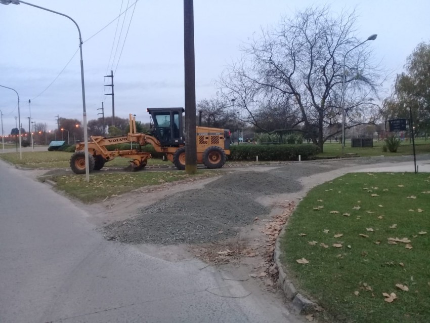 Contina la colocacin de polvo de piedra para mejorar la transitabili