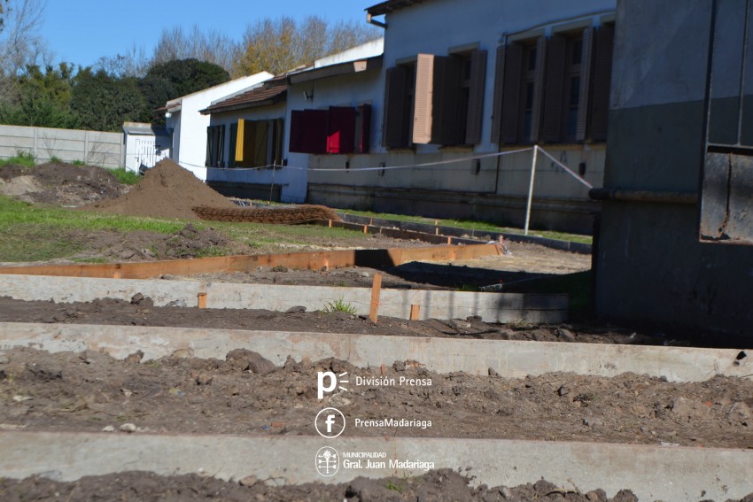 Construyen la vereda de acceso a la Secundaria Nº 6