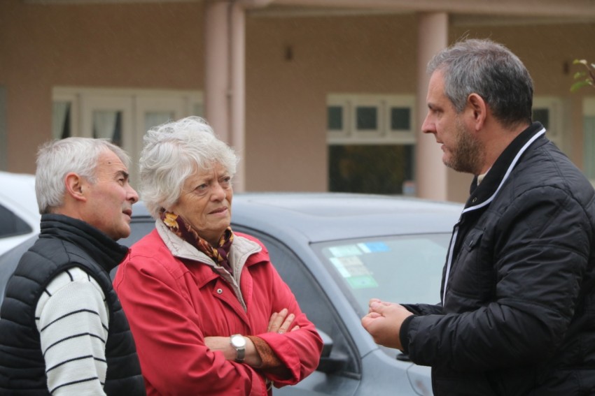 El intendente fue el encargado de entregar pintura a miembros de FAE