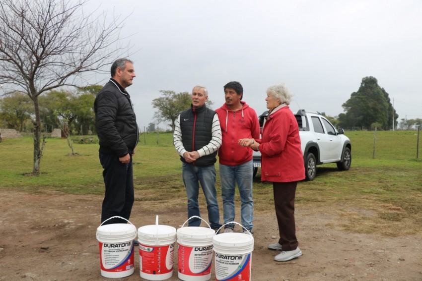 El intendente fue el encargado de entregar pintura a miembros de FAE