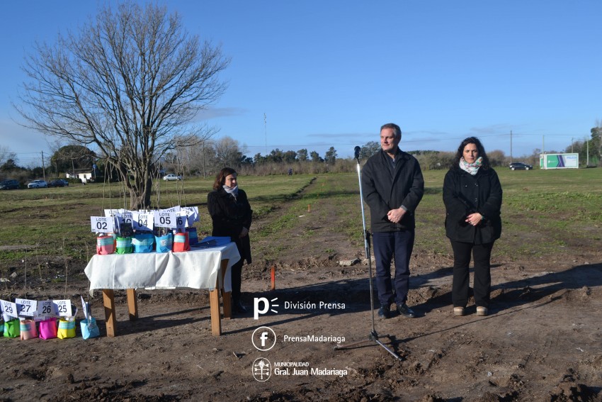 Entrega de Lotes � Santoro: 