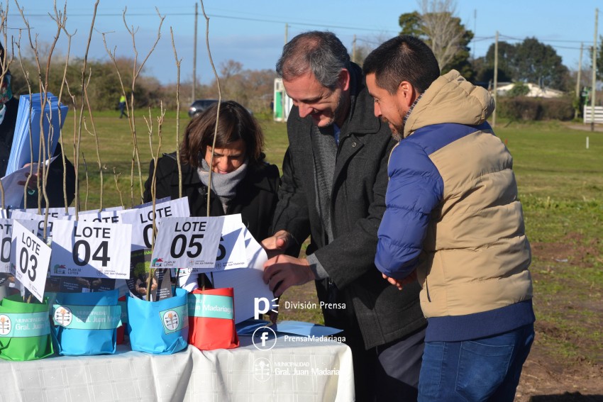 Entrega de Lotes � Santoro: 