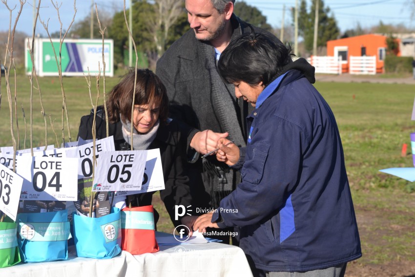 Entrega de Lotes � Santoro: 