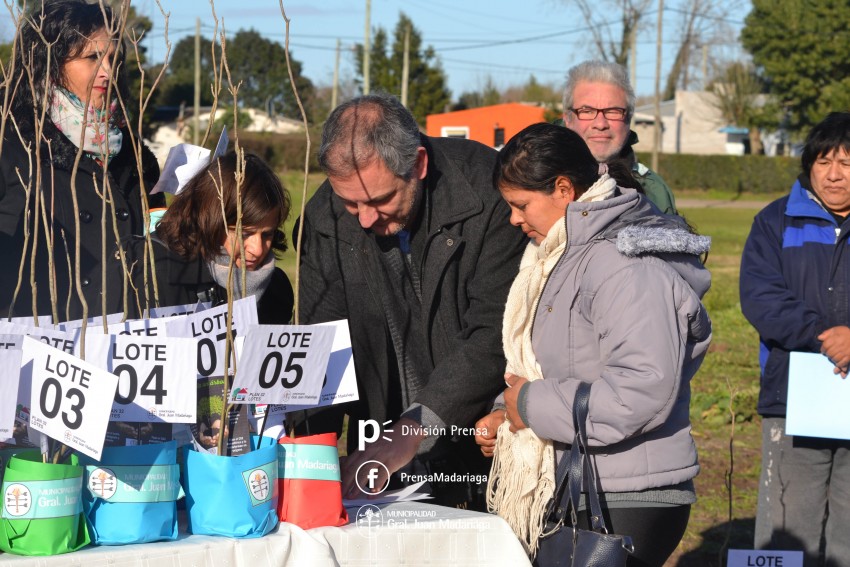 Entrega de Lotes � Santoro: 